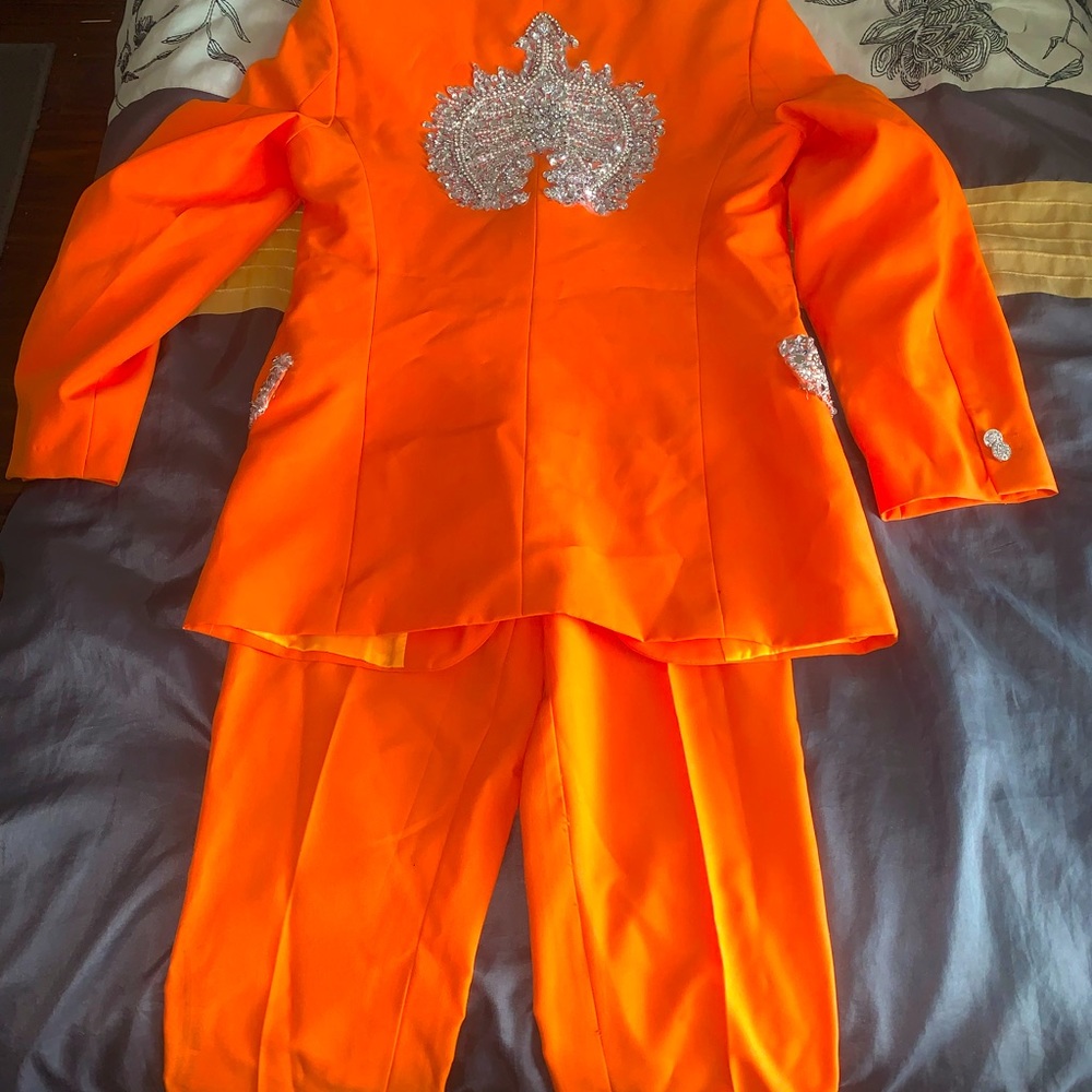 Custom suit - Picture 7 of 7